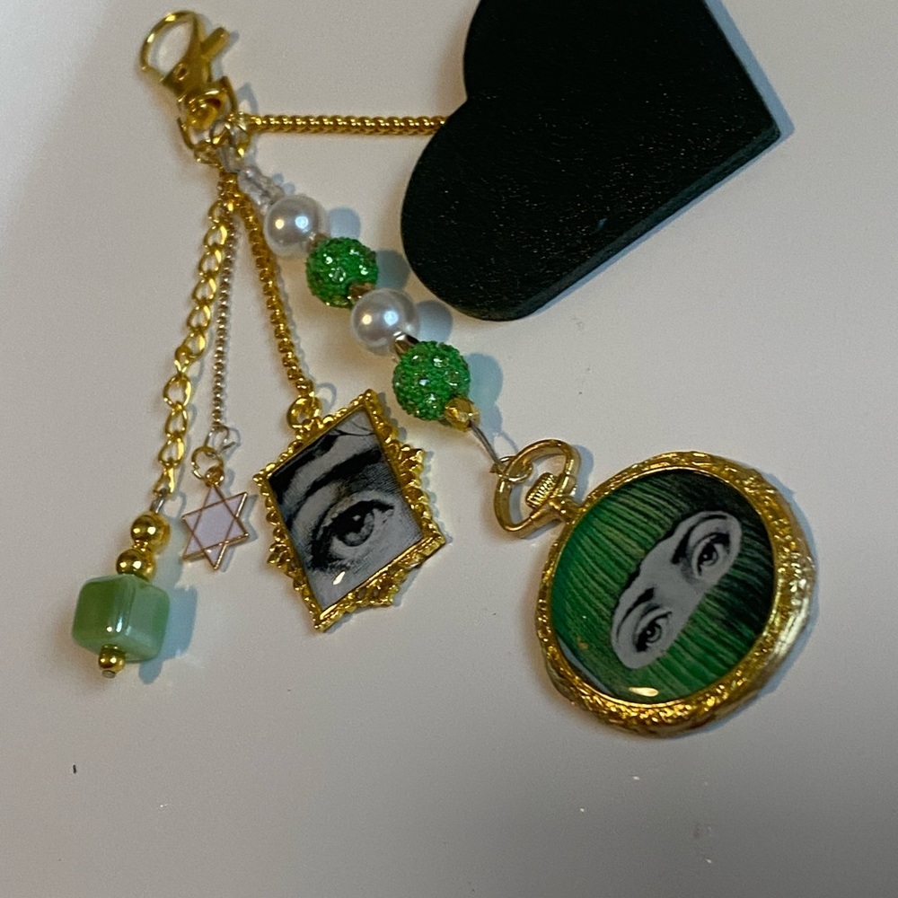 NEW FORNASETTI INSPIRED HAND PURSE HANDBAG CHARM KEYCHAIN DESIGNER READY GREEN - Picture 6 of 9